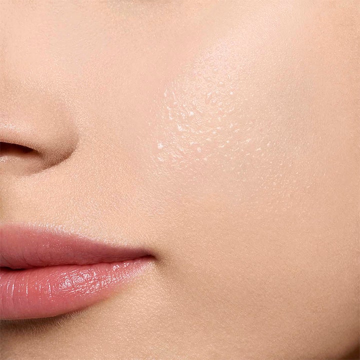Clarins Hydra-Essentiel 75 ml fuktighetsgivende face mist som gir glød på huden til en kvinne
