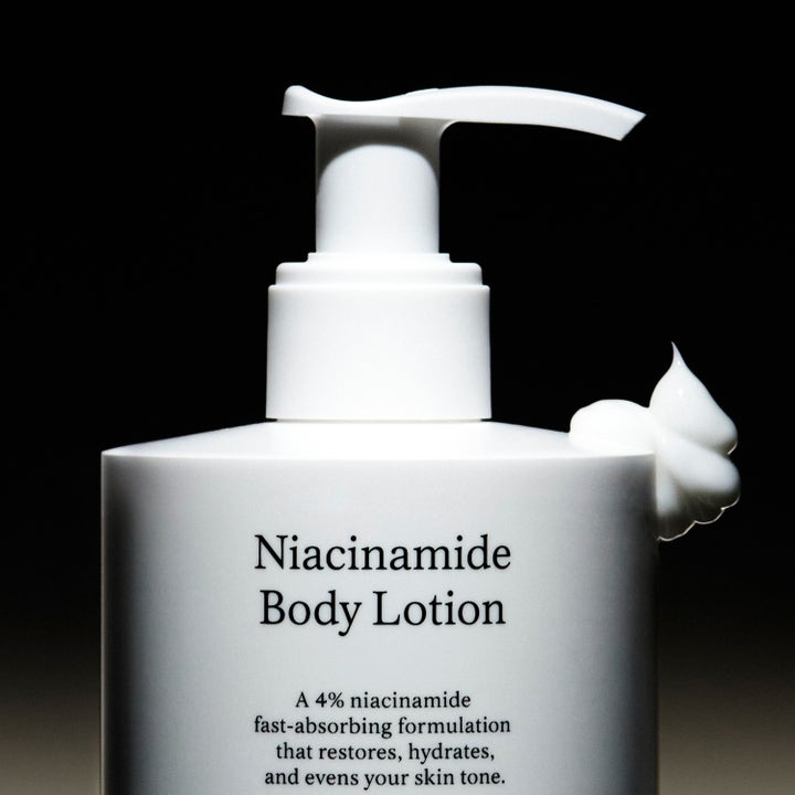 Jorgobé Niacinamide Body Lotion 300 ml fuktighetsgivende krem som jevner ut hudtonen med synlig hvit tekstur.