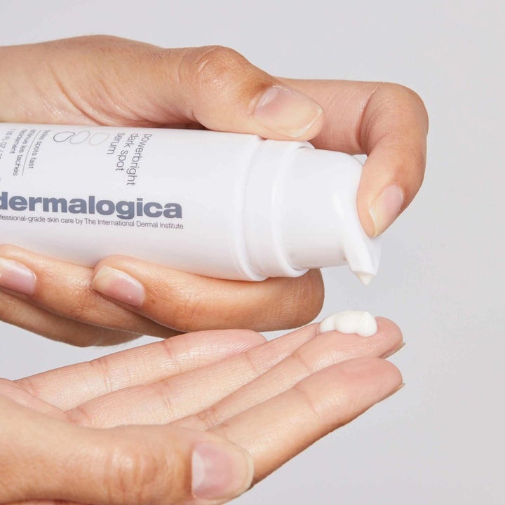 Dermalogica PowerBright Dark Spot Serum Duo niacinamid mot pigmentflekker viser hvit kremet tekstur fra hvit pumpeflaske.
