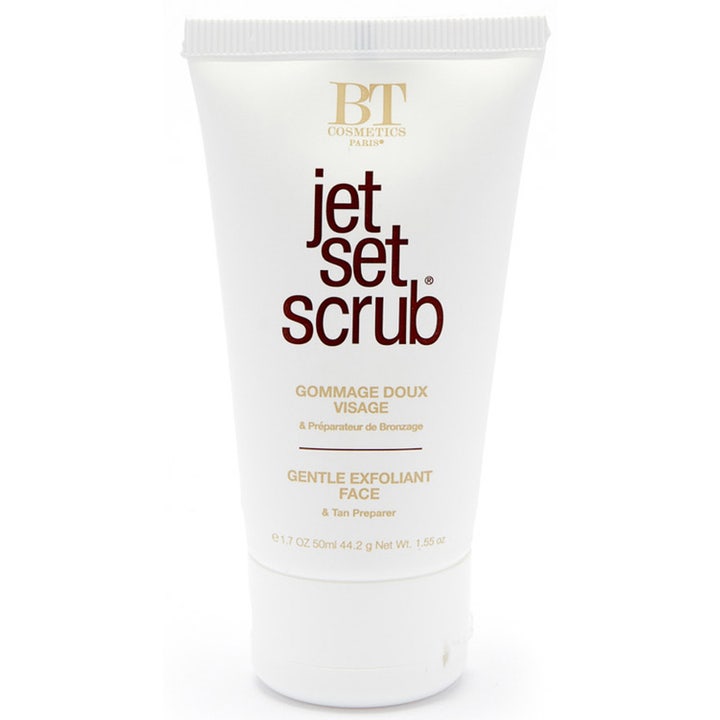BT Cosmetics Jet Set Scrub 50ml skånsom ansiktsskrubb som forbereder huden i en hvit tube med sort og gull tekst