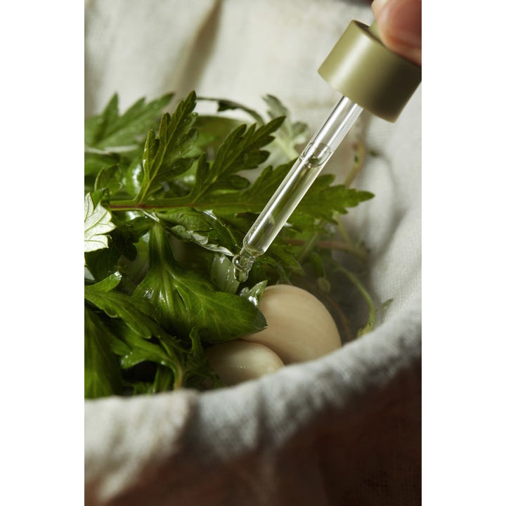 I'm from Mugwort Serum 30 ml beroligende ansiktsserum som dryppes fra en pipette over friske grønne burotblader.