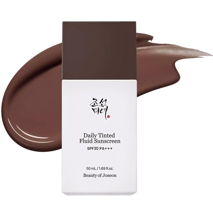 Beauty of Joseon Daily Tinted Fluid Sunscreen 50 ml farget solkrem i hvit flaske med mørkebrun flytende tekstur