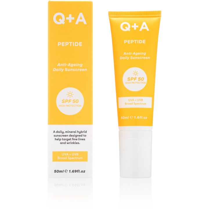 Q+A Peptide Renewing Face Sunscreen 50 ml anti-ageing solkrem med SPF 50 i gul tube og eske gir høy beskyttelse.