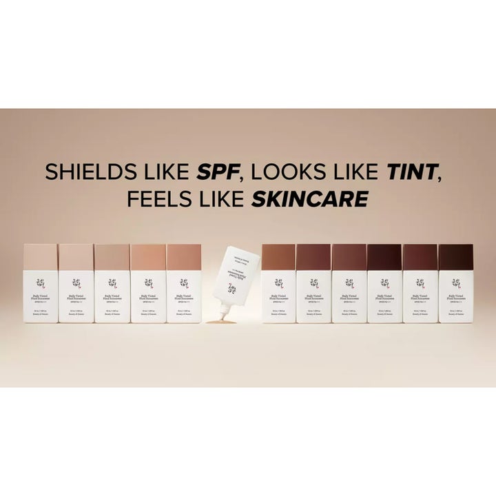 Beauty of Joseon Daily Tinted Fluid Sunscreen 50 ml farget solkrem i ulike nyanser med teksten Shields like SPF.