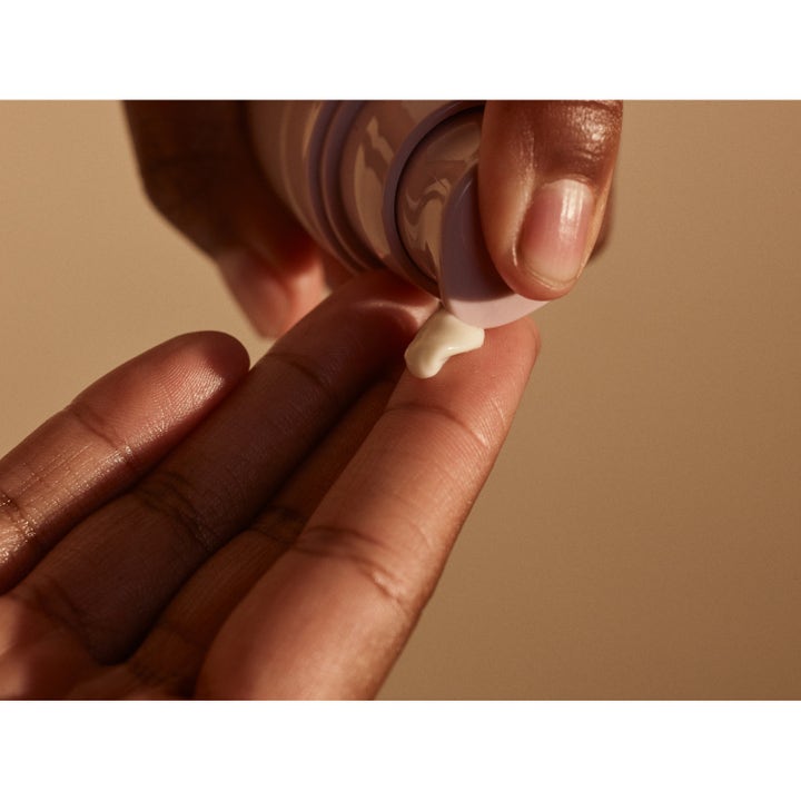 Rudolph Care Acai Anti-Stress Cream 50 ml beroligende ansiktskrem pumpes ut med hvit kremet tekstur fra lilla flaske.