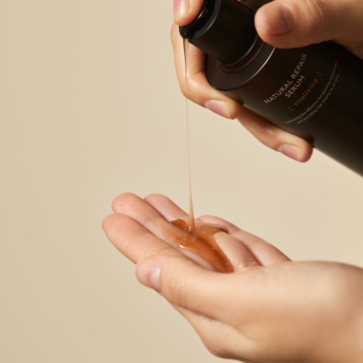 Hyggee Natural Repair Serum 120 ml vitaliserende hudserum med rød ginseng og en flytende tekstur i hånden