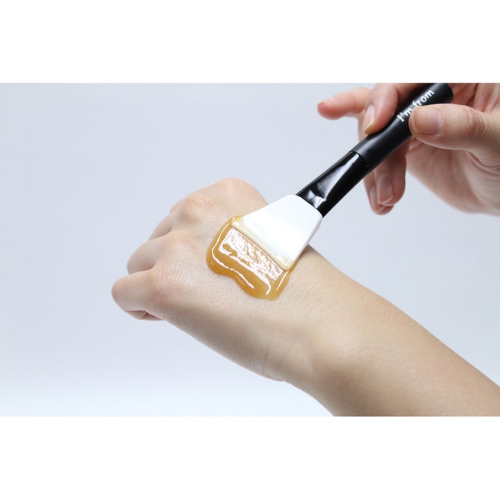 I'm From Honey Mask 120 ml fuktighetsgivende ansiktsmaske med gyllen honningtekstur som påføres med en hvit silikonpensel