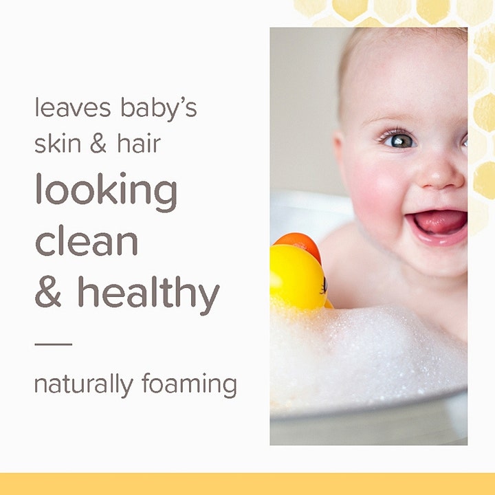 Burt's Bees Baby Bee Shampoo & Wash 235 ml i et skummende bad med en smilende baby og gul badeand