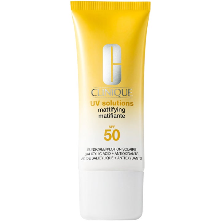 Clinique UV Solutions Mattifying SPF 50 mattifiserende solkrem i gul og hvit tube med salisylsyre og antioksidanter.