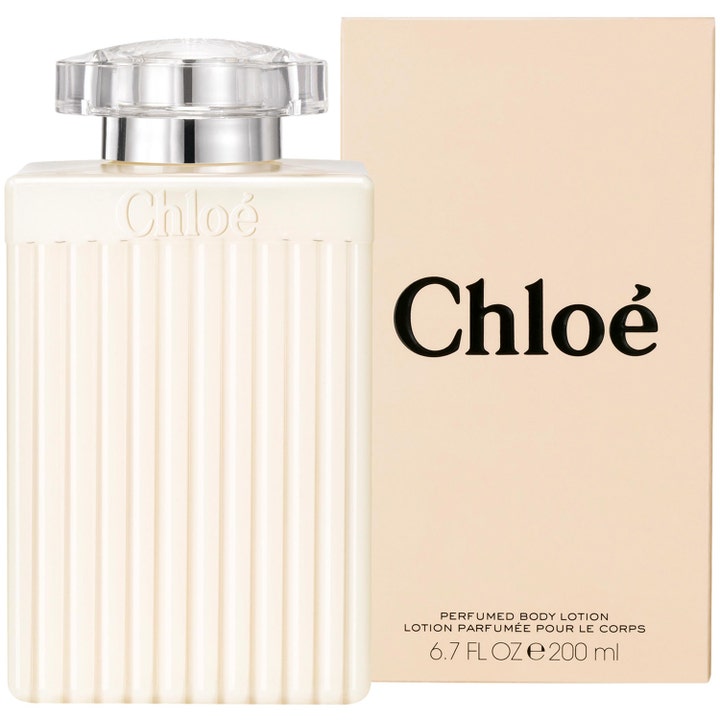 Chloé Chloé Body Lotion 200 ml parfymert bodylotion i riflet hvit flaske med sølvkork og beige eske