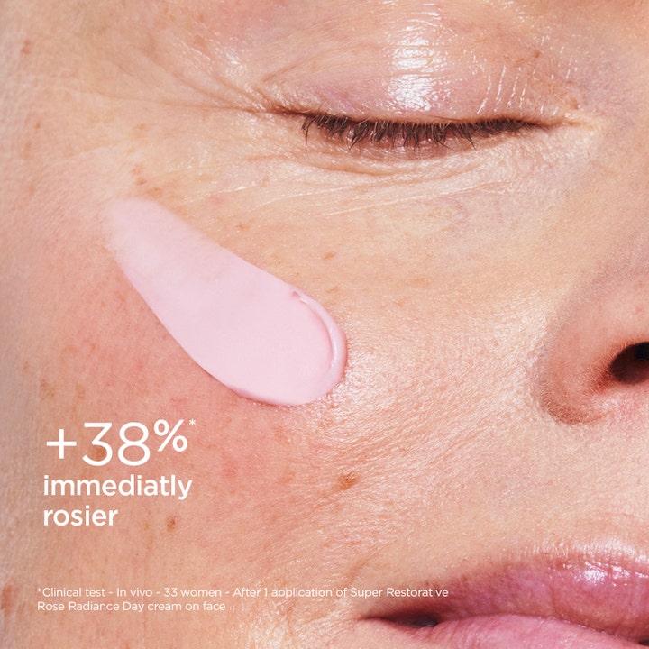 Clarins Rose Radiance Super Restorative 50 ml dagkrem gir glød med rosa krem på hud og tekst +38% immediately rosier