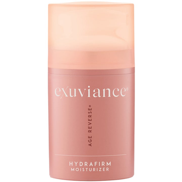 Exuviance Age Reverse+ HydraFirm Moisturizer oppstrammende fuktighetskrem i matt rosa pumpeflaske med ferskenfarget lokk