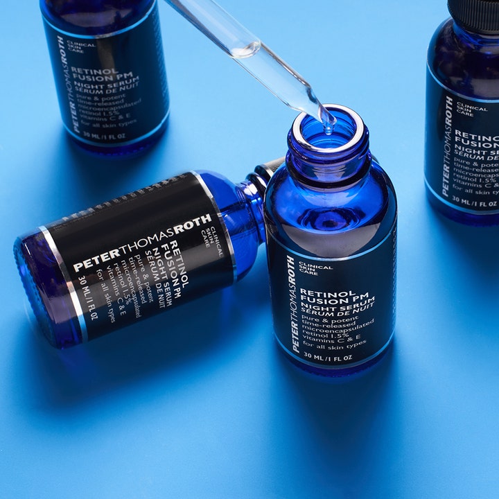 Peter Thomas Roth Retinol Fusion Pm 30 ml nattserum i blå glassflasker med pipette og klar tekstur.