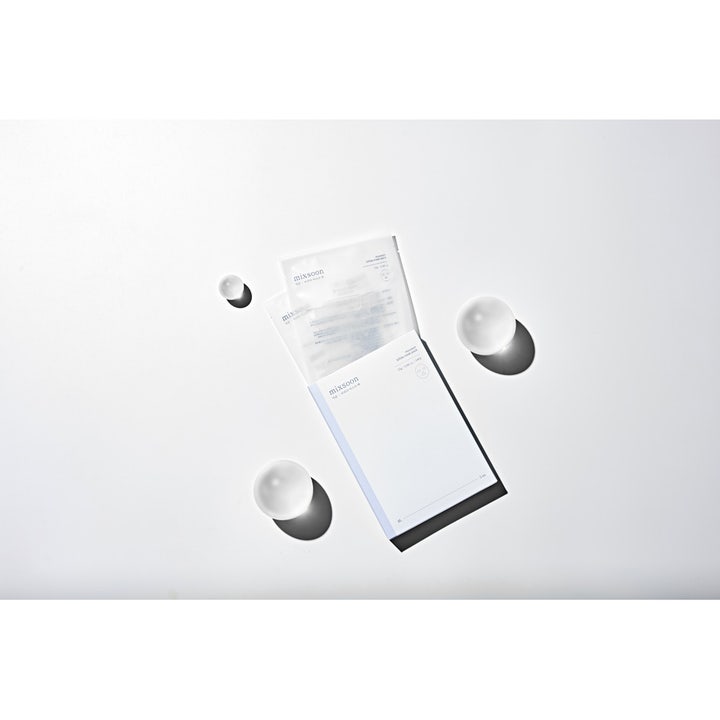 Mixsoon Bifida Mask Pack 5 stk styrkende ansiktsmaske i hvit minimalistisk eske og sachet med hvite kuler.