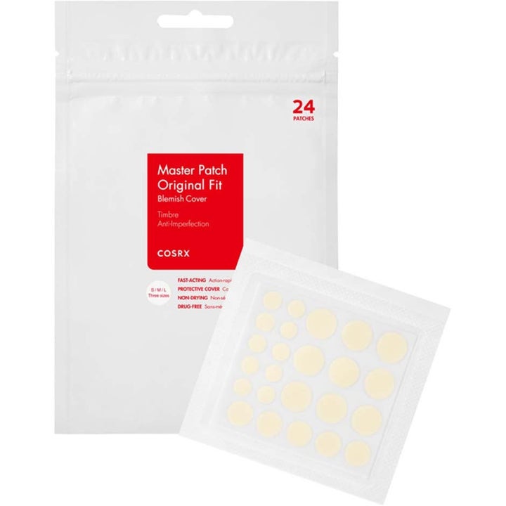 COSRX Master Patch Original Fit 24 stk kviseplaster mot urenheter i hvit pose med rød etikett og plasterark