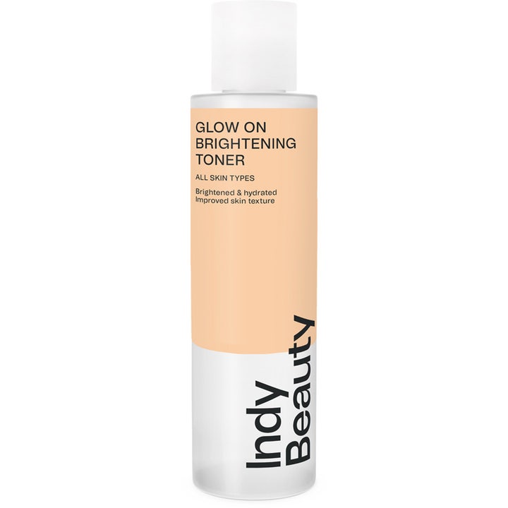 Indy Beauty Glow On Brightening Toner 200ml ansiktsvann som gir glød i frostet flaske med ferskenfarget etikett og hvit kork.