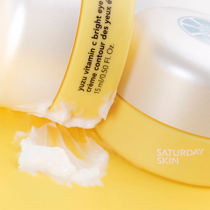 Saturday Skin Yuzu Vitamin C Bright Eye Cream 15 ml øyekrem med hvit kremete tekstur og gul krukke
