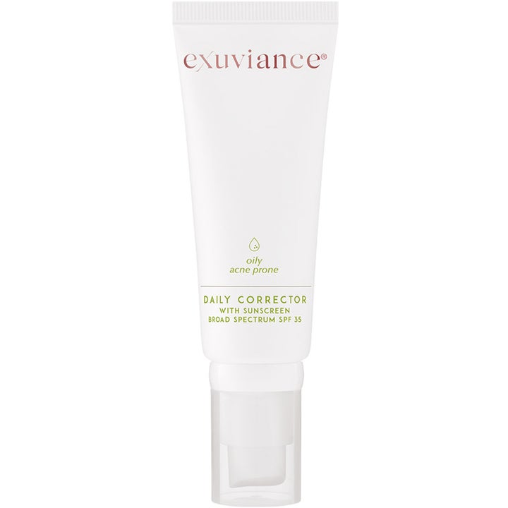 Exuviance Daily Corrector SPF 35 dagkrem som pleier fet hud i hvit tube med grønn tekst og gjennomsiktig pumpekork.