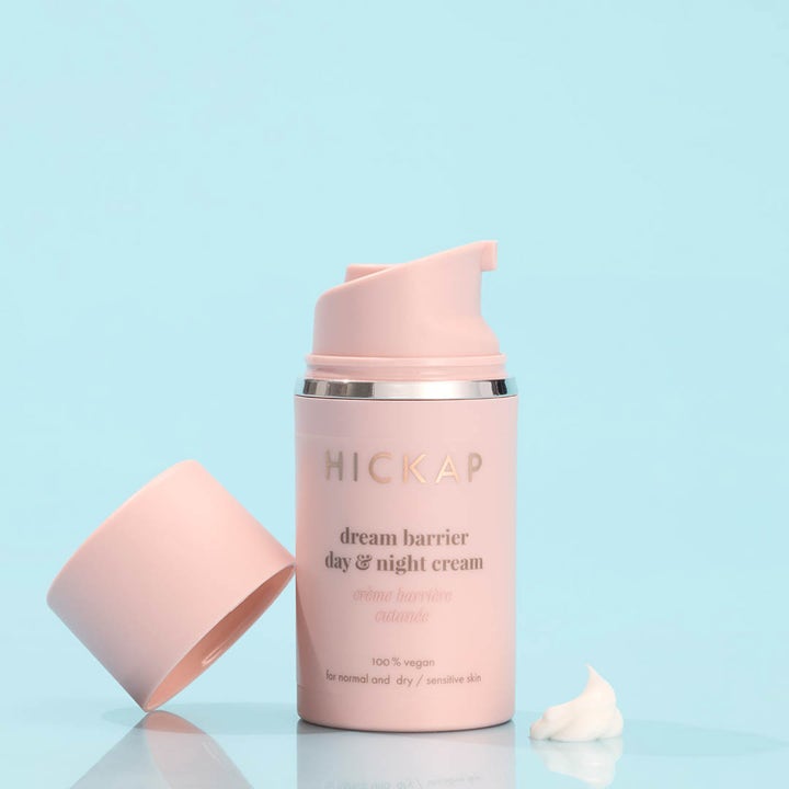 Hickap Dream Barrier Day & Night Cream 50 ml fuktighetsgivende ansiktskrem i rosa pumpeflaske med hvit kremtekstur.