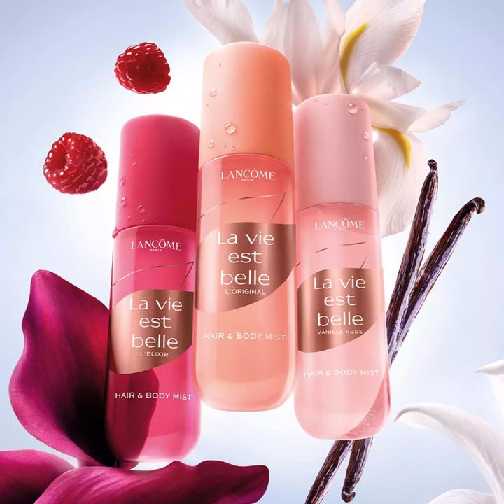 Lancôme La Vie est Belle Hair And Body Mist 100 ml kroppsmist i rosa sprayflasker med bringebær og vaniljestenger.