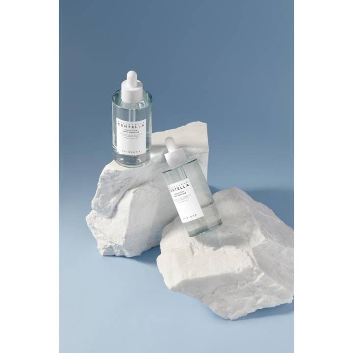 SKIN1004 Madagascar Centella Hyalu-Cica First Ampoule 100 ml beroligende serum i glassflasker på hvite steiner