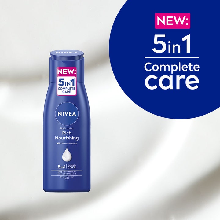 NIVEA Rich Nourishing Body Lotion 75 ml pleiende krem i blå flaske med 5in1 Complete care over hvit kremtekstur.