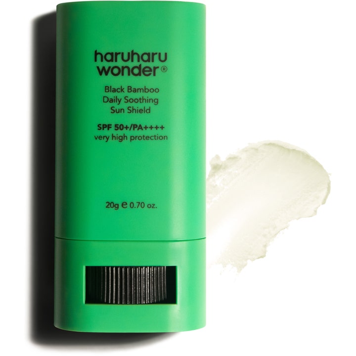 haruharu wonder Black Bamboo Daily Soothing Sun Shield 20 g beroligende solstift i grønn hylse med hvit krem.