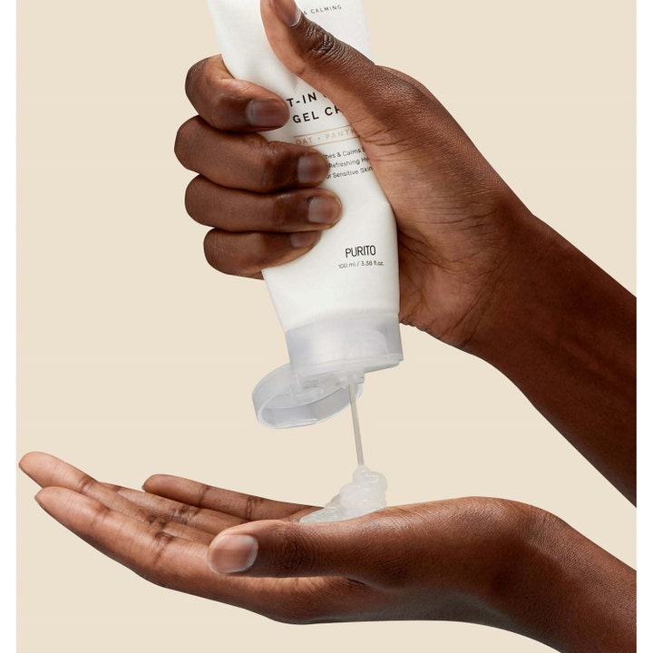 Purito Oat-in Calming Gel Cream 100 ml beroligende k-beauty ansiktskrem som presses ut av hvit tube med lett geltekstur.