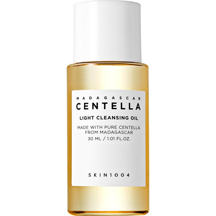 SKIN1004 Madagascar Centella Light Cleansing Oil 30 ml rensende ansiktsolje i gjennomsiktig flaske med gyllen væske.