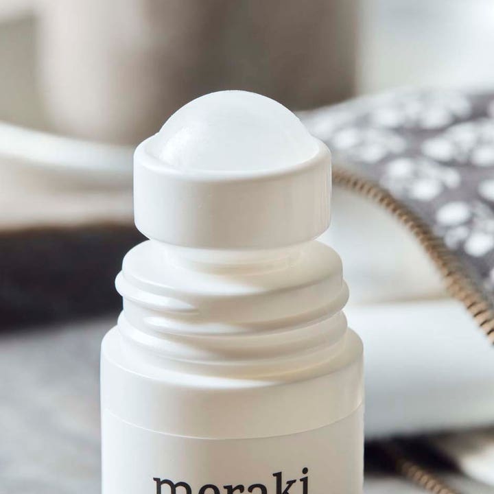 Meraki Deodorant Linen Dew 50 ml pleiende deodorant som gir friskhet og viser hvit roll-on kule