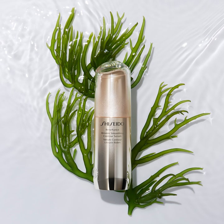 Shiseido Benefiance Wrinkle Smoothing Serum 30 ml utglattende ansiktsserum i gullflaske på grønne alger i vann