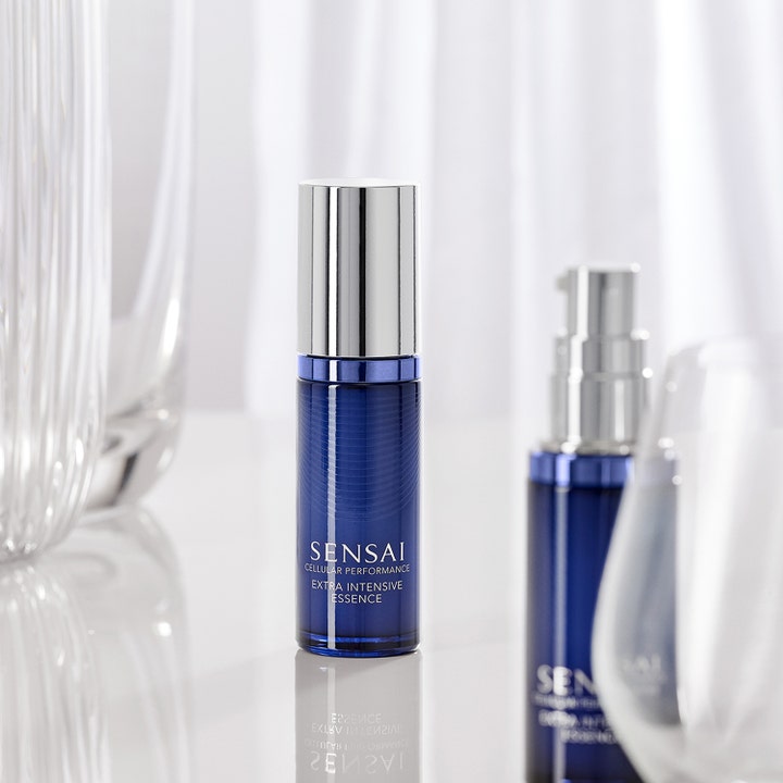 Sensai Cellular Performance Extra Intensive Essence 40 ml ansiktsserum i mørkeblå glassflaske med sølvkork