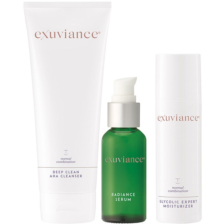 Exuviance sett med AHA-rens, glødgivende serum og fuktighetskrem i hvit tube, grønn glassflaske og hvit pumpeflaske.