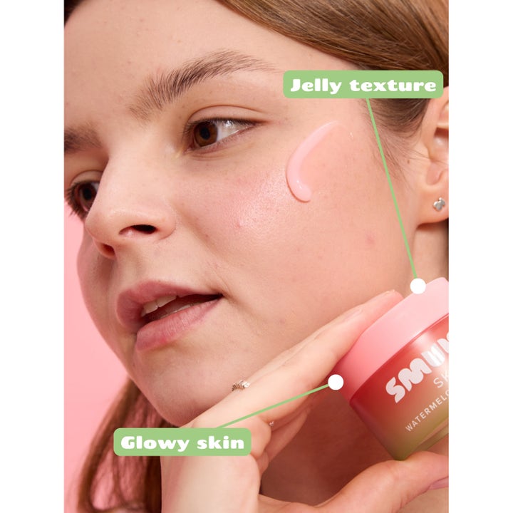 Smuuti Skin Watermelon Jelly Cream 50 ml fuktighetskrem gir glowy skin med rosa jelly texture på huden.