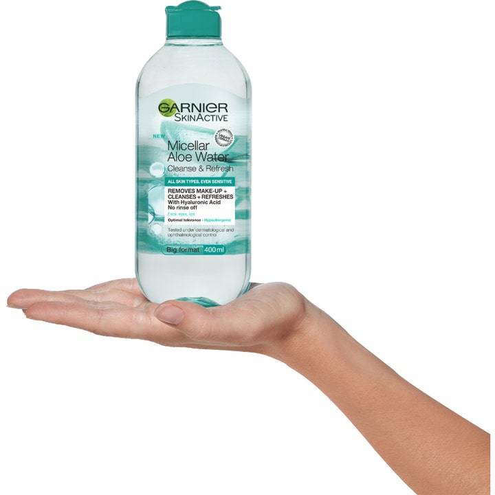 Garnier Micellar Aloe Water 400 ml ansiktsrens som gir fukt holdt i en hånd for å vise størrelsen