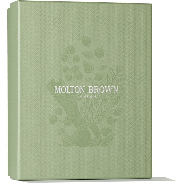 Molton Brown Tea Ceremony Collection 307,5 ml gaveeske for kroppspleie i en salviegrønn eske med botanisk mønster