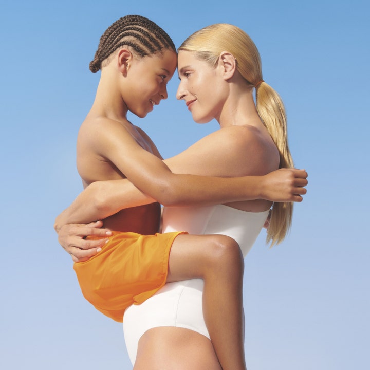 Garnier Ambre Solaire Sensitive Advanced Kids 270 ml solkrem barn gir solbeskyttelse vist med mor som klemmer barn