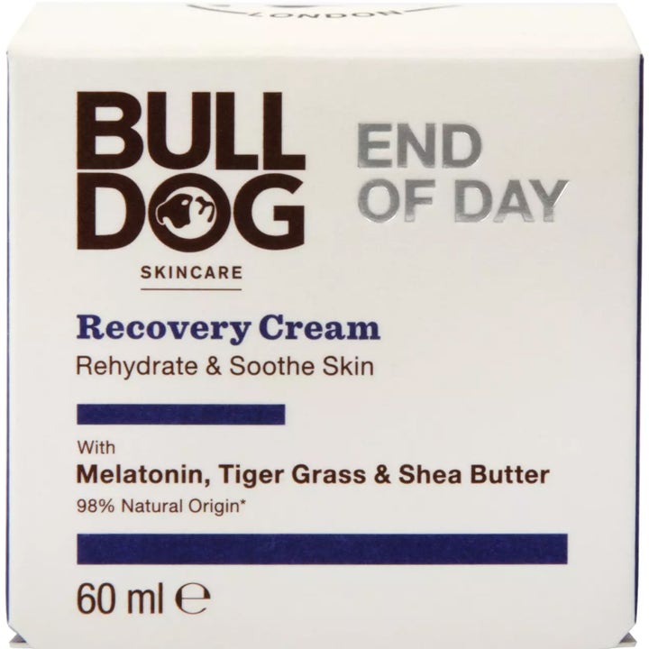 Bulldog End of Day Recovery Cream 60 ml beroligende ansiktskrem i hvit eske med melatonin og tigergress