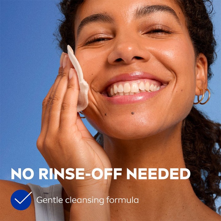 NIVEA Gentle Eye Make Up Remover 125 ml skånsom sminkefjerner kvinne bruker bomullspad og no rinse-off needed