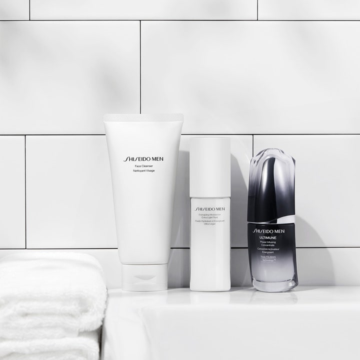Shiseido Men Energizing Moisturizer Fluid 100 ml energigivende ansiktskrem i hvit pumpeflaske i baderomsmiljø