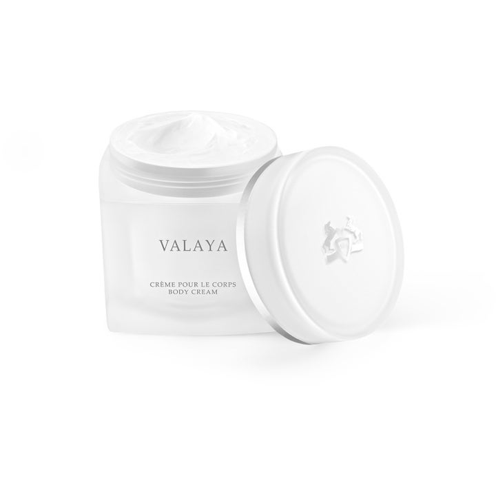 Parfums De Marly Valaya Body Cream 200 ml fuktighetsgivende kroppskrem i frostet glasskrukke med hvit tekstur