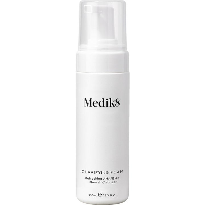 Medik8 Clarifying Foam 150 ml renseskum mot urenheter i hvit pumpeflaske med gjennomsiktig kork