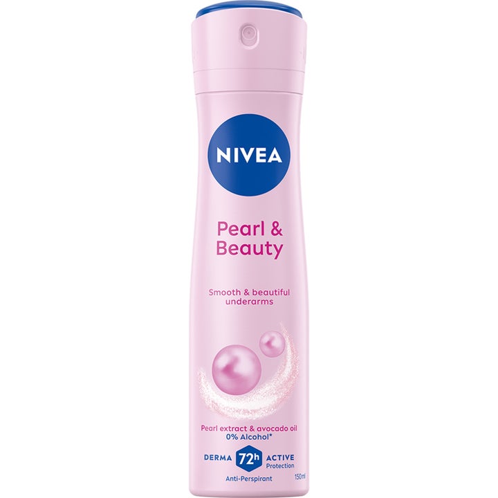 Nivea Pearl & Beauty 150ml deospray gir glatte armhuler i en lys rosa sprayflaske med blått lokk og illustrasjon av perler.