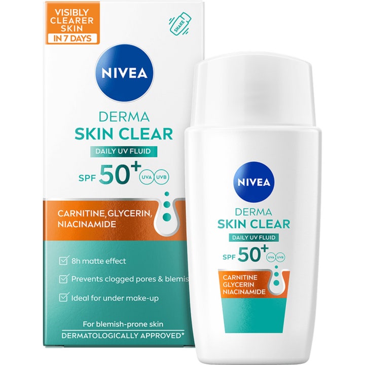 Nivea Derma Skin Clear Daily UV Fluid SPF 50+ mattende solkrem med niacinamid i hvit flaske og eske.