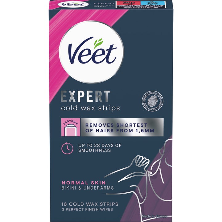 Veet Expert Cold Wax Strips 16 stk fjerner korte hår på bikini og armhuler i mørkeblå eske med rosa penselstrøk.