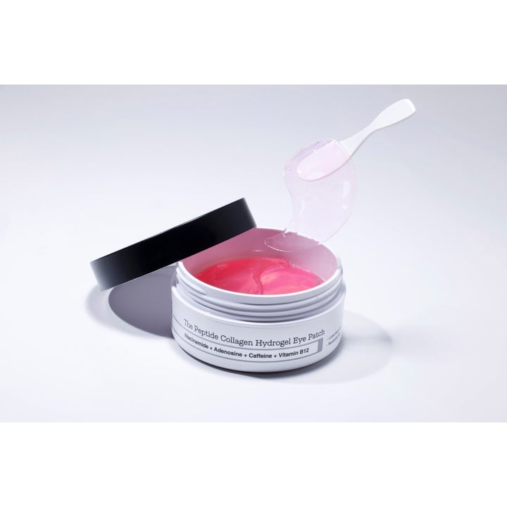 COSRX The Peptide Collagen Hydrogel Eye patch 60 stk øyemasker gir glød med rosa gel og spatel i hvit krukke