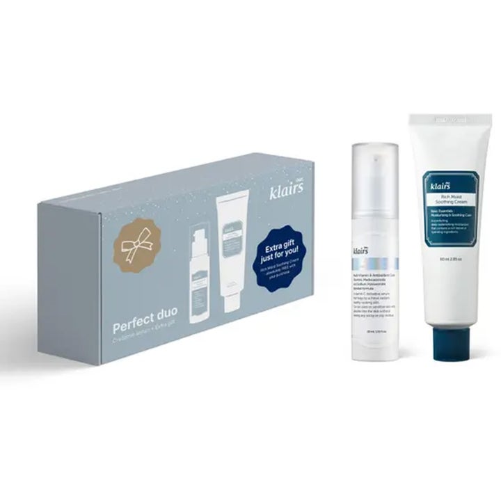 Klairs Perfect Duo 2 stk hudpleiesett med vitamin C serum og fuktighetskrem ved siden av lyseblå eske.