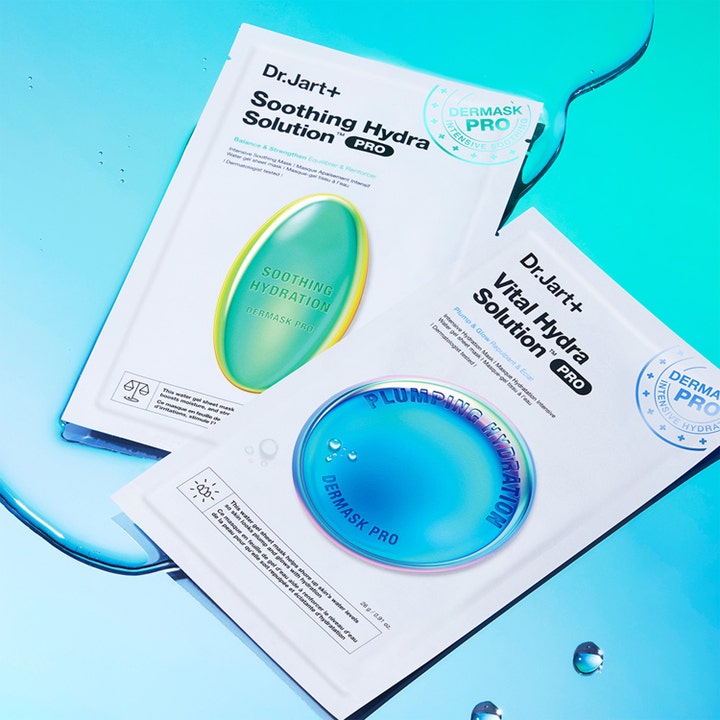 Dr.Jart+ Dermask Vital Hydra Solution Pro 26 g fuktighetsgivende ansiktsmasker over en blå vannoverflate