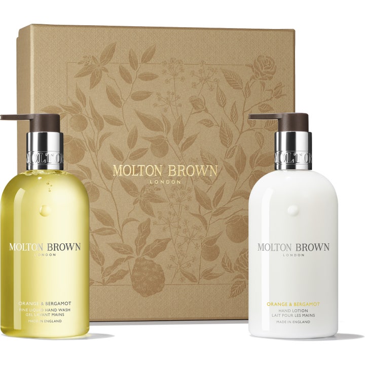Molton Brown Orange & Bergamot håndpleiesett med gul og hvit flaske i mønstret gulleske for frisk håndpleie.