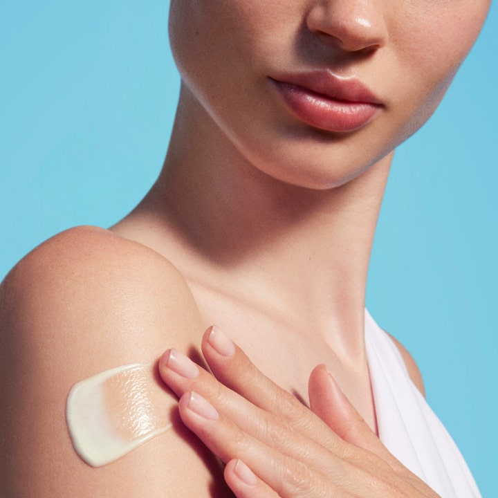 Biotherm Waterlover Creme Solaire Anti-Age SPF50 50 ml solkrem for ansiktet påføres huden med fingrene